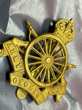 Charger l&#39;image dans la galerie, WW1 Army Cyclist Corps Regimental Cap Badge
