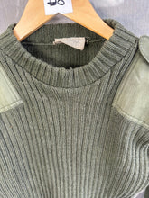 Charger l&#39;image dans la galerie, Genuine British Army Man&#39;s Heavy Jersey Olive Drab Pull Over - Size 1- 30&quot; Chest
