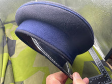 Lade das Bild in den Galerie-Viewer, Original British Army / Prison Officer&#39;s / Police Peaked Cap - Size 55cm - The Militaria Shop
