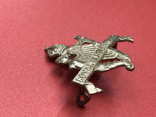 Charger l&#39;image dans la galerie, Original WW1 British Army Cap Badge - Royal Ulster Rifles - Kings Crown
