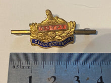 Load image into Gallery viewer, Original WW1 / WW2 British Army - The Gloucestershire Regiment Sweetheart Brooch
