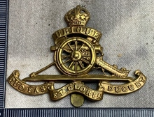 Lade das Bild in den Galerie-Viewer, Original WW2 British Army Royal Artillery RA Cap Badge
