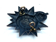 Lade das Bild in den Galerie-Viewer, Original Canadian Army - Victoria Rifles of Canada Regiment Cap Badge - The Militaria Shop
