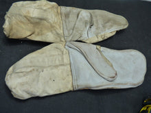 Load image into Gallery viewer, Original WW2 Pattern British Army White Camouflaged Gloves / Gunners Mittens
