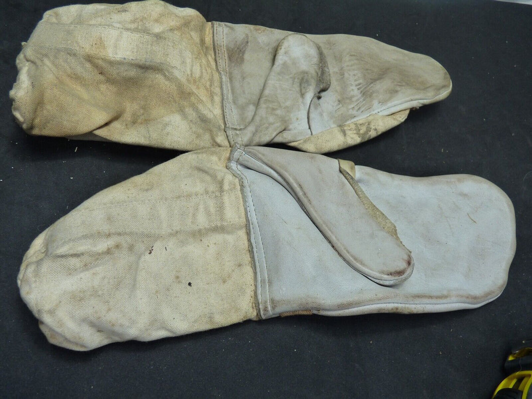 Original WW2 Pattern British Army White Camouflaged Gloves / Gunners Mittens