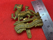 Lade das Bild in den Galerie-Viewer, Original WW1 / WW2 British Army Royal Berkshire Regiment Cap Badge
