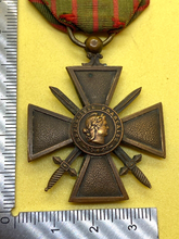 Load image into Gallery viewer, Original WW1 French Croix du Guerre Medal - 1914 - 1915 with Ribbon
