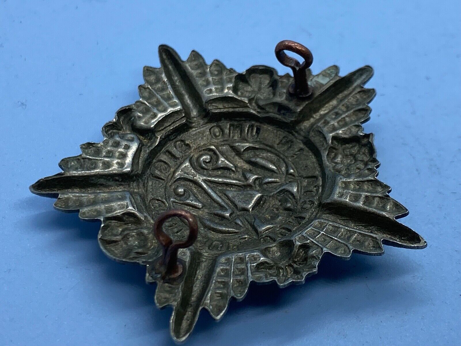 Original WW1 Guards Regiment Machine Gun Corps Battalion MGC Cap Badge - The Militaria Shop