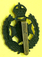 Load image into Gallery viewer, Original WW1 1st Btn Prince of Wales&#39;s West Yorkshire Leeds Rifles Cap Badge
