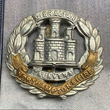 Lade das Bild in den Galerie-Viewer, Original WW2 British Army Northamptonshire Regiment Cap Badge
