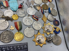 Charger l&#39;image dans la galerie, Bulk Lot of British Coronation &amp; Commemorative Badges, Medals &amp; Coins
