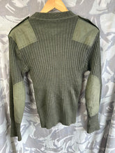 Charger l&#39;image dans la galerie, Genuine British Army Man&#39;s Heavy Jersey Olive Drab Pull Over - Size 1- 30&quot; Chest
