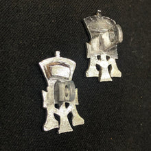 Lade das Bild in den Galerie-Viewer, Original British Collar Badge Pair - Green Howards - The Militaria Shop
