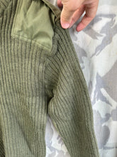 Lade das Bild in den Galerie-Viewer, Echter schwerer Pullover aus olivgrünem Jersey für Herren der britischen Armee – Größe 3 – 81,3 cm Brustumfang 
