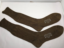 Charger l&#39;image dans la galerie, Genuine British Army Polyester Khaki Socks Size 11 1/2  1965 Dated New Old Stock
