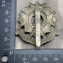 Charger l&#39;image dans la galerie, Original WW2 British Army Bedfordshire &amp; Hertfordshire Regiment Cap Badge
