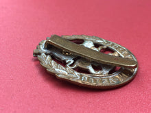 Load image into Gallery viewer, Original WW2 British Army Cap Badge - York and Lancaster Regiment
