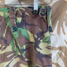 Charger l&#39;image dans la galerie, British Army DPM Camouflaged Temperate Trousers - 75/80/96 - Vintage Clothing
