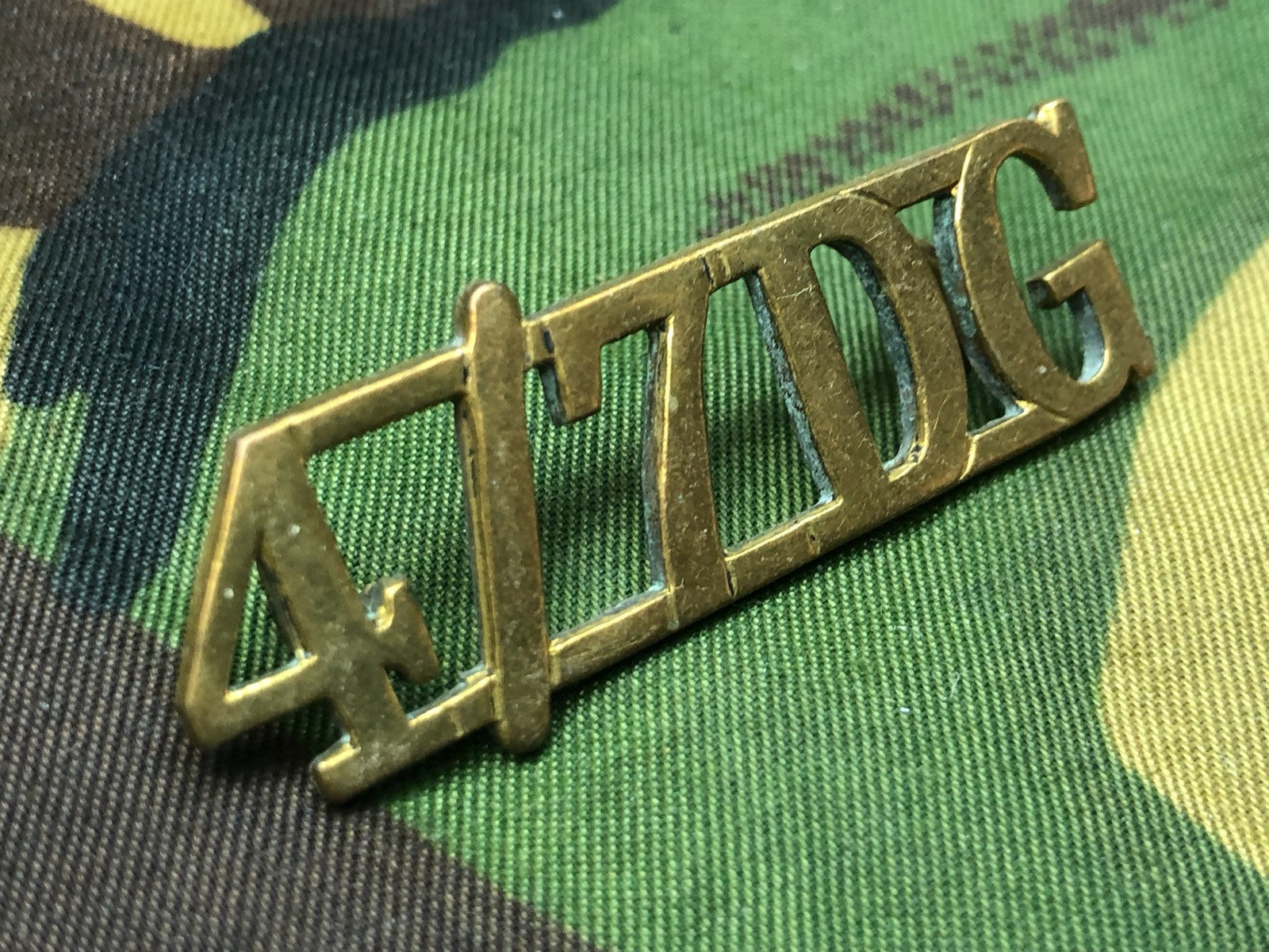 Genuine British Army WW2 Brass Shoulder Title - 4th/7th Dragoon Guards - The Militaria Shop