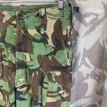 Lade das Bild in den Galerie-Viewer, British Army DPM 1968 Pattern Camouflaged Combat Trousers - Size 30&quot; Waist
