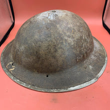 Lade das Bild in den Galerie-Viewer, Originaler Militärhelm Mk2 Brodie der britischen Armee aus dem 2. Weltkrieg für Soldaten – Hergestellt in Südafrika 
