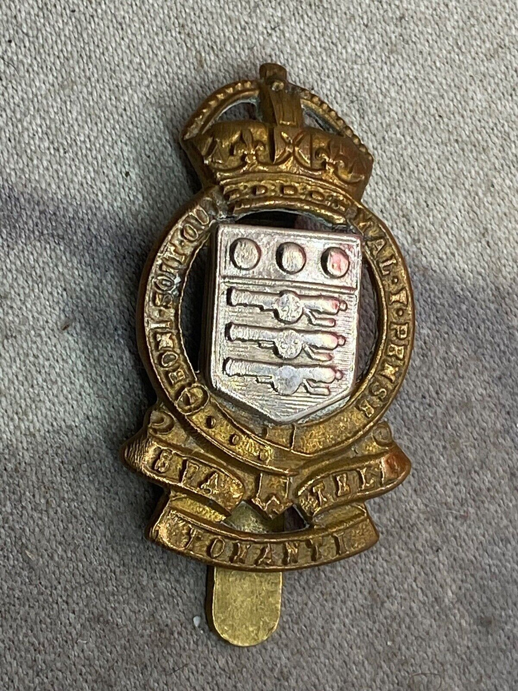 Originales Mützenabzeichen der britischen Armee, Royal Army Ordnance Corps, aus dem 1./2. Weltkrieg