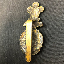 Lade das Bild in den Galerie-Viewer, Original WW2 British Army Cap Badge - Yorkshire Hussars - The Militaria Shop
