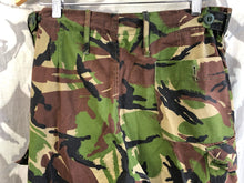 Lade das Bild in den Galerie-Viewer, Size 75/84/100 - Vintage British Army DPM Lightweight Combat Trousers
