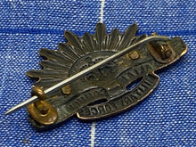 Lade das Bild in den Galerie-Viewer, Original WW1 / WW2 Australian Commonwealth Military Forces Sweetheart Brooch
