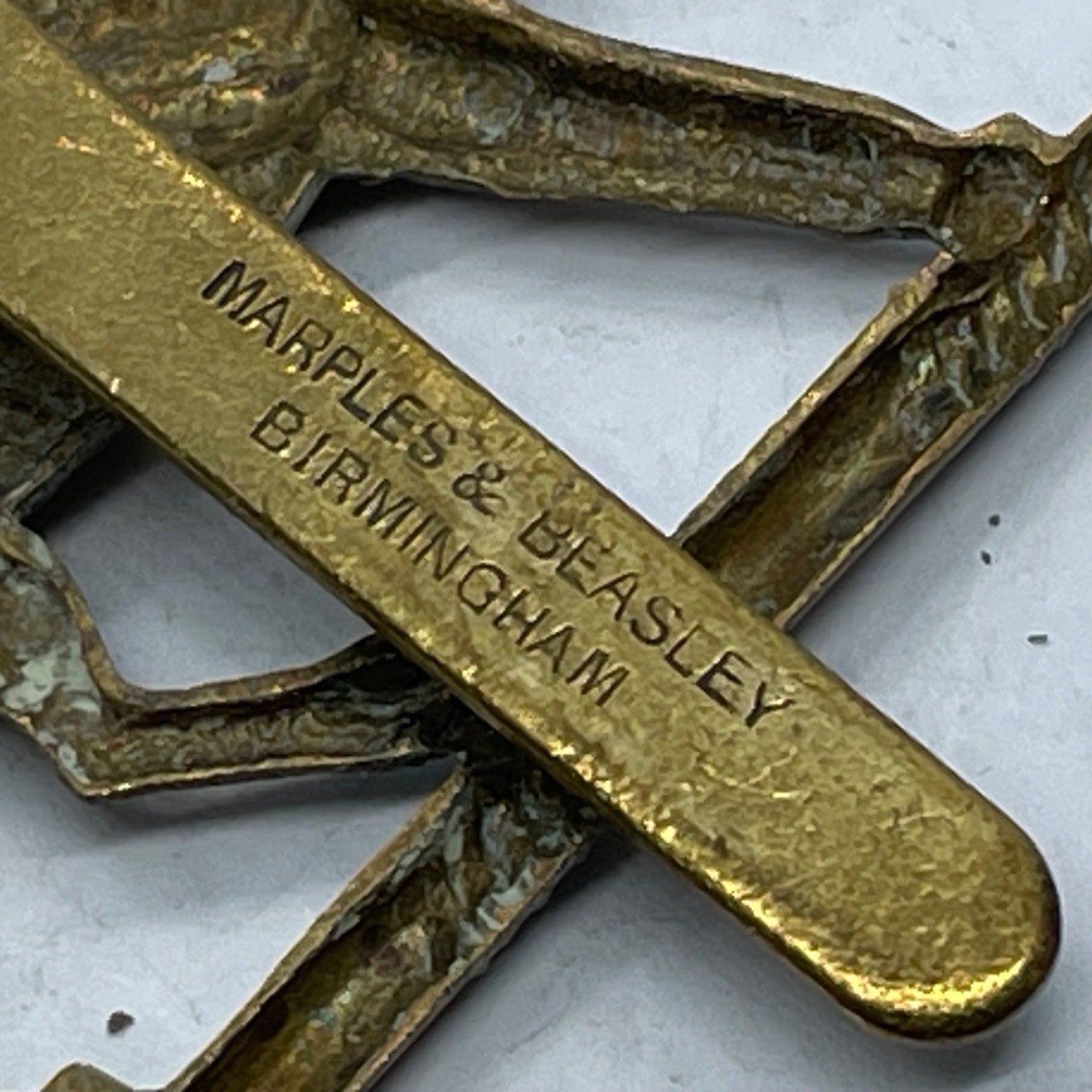 Original WW1 / WW2 The Queen's Royal Regiment (West Surrey) Cap Badge - The Militaria Shop