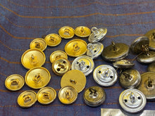 Lade das Bild in den Galerie-Viewer, Original Group of British Army Post 1953 Tunic Buttons - The Militaria Shop
