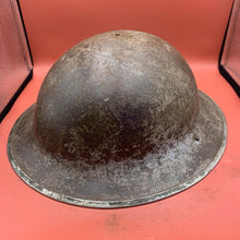 Lade das Bild in den Galerie-Viewer, WW2 Britische Armee Mk2 Brodie Kampfhelm - Ungereinigtes, unberührtes Original 
