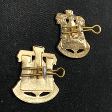 Lade das Bild in den Galerie-Viewer, Original British Collar Badge Pair - Dorset Regiment - The Militaria Shop
