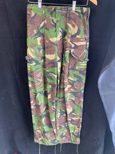 Lade das Bild in den Galerie-Viewer, Genuine British Army DPM Camouflaged Combat Trousers Lightweight - Size 80/76/92
