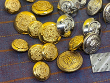 Lade das Bild in den Galerie-Viewer, Original Group of British Army Post 1953 Tunic Buttons - The Militaria Shop
