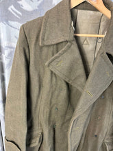 Lade das Bild in den Galerie-Viewer, Original WW2 British Army Greatcoat  - 40&quot; Chest
