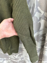 Lade das Bild in den Galerie-Viewer, Echter schwerer Pullover aus olivgrünem Jersey für Herren der britischen Armee – Brustgröße 33 Zoll 
