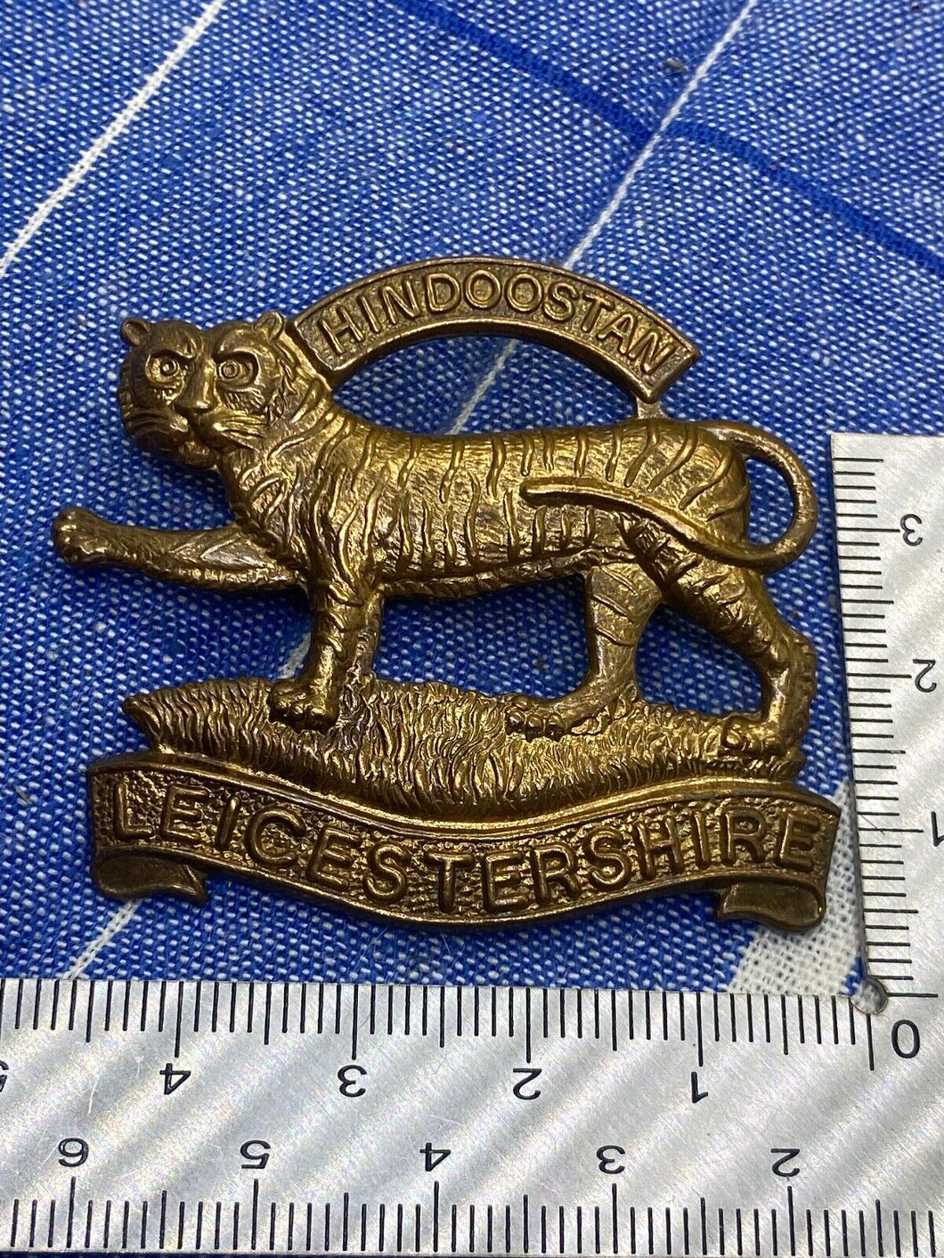 Original WW1 / WW2 British Army All Brass Leicestershire Regiment Cap Badge