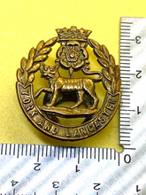 Charger l&#39;image dans la galerie, Original WW1 / WW2 York &amp; Lancaster Regiment Sweetheart / Lapel Badge
