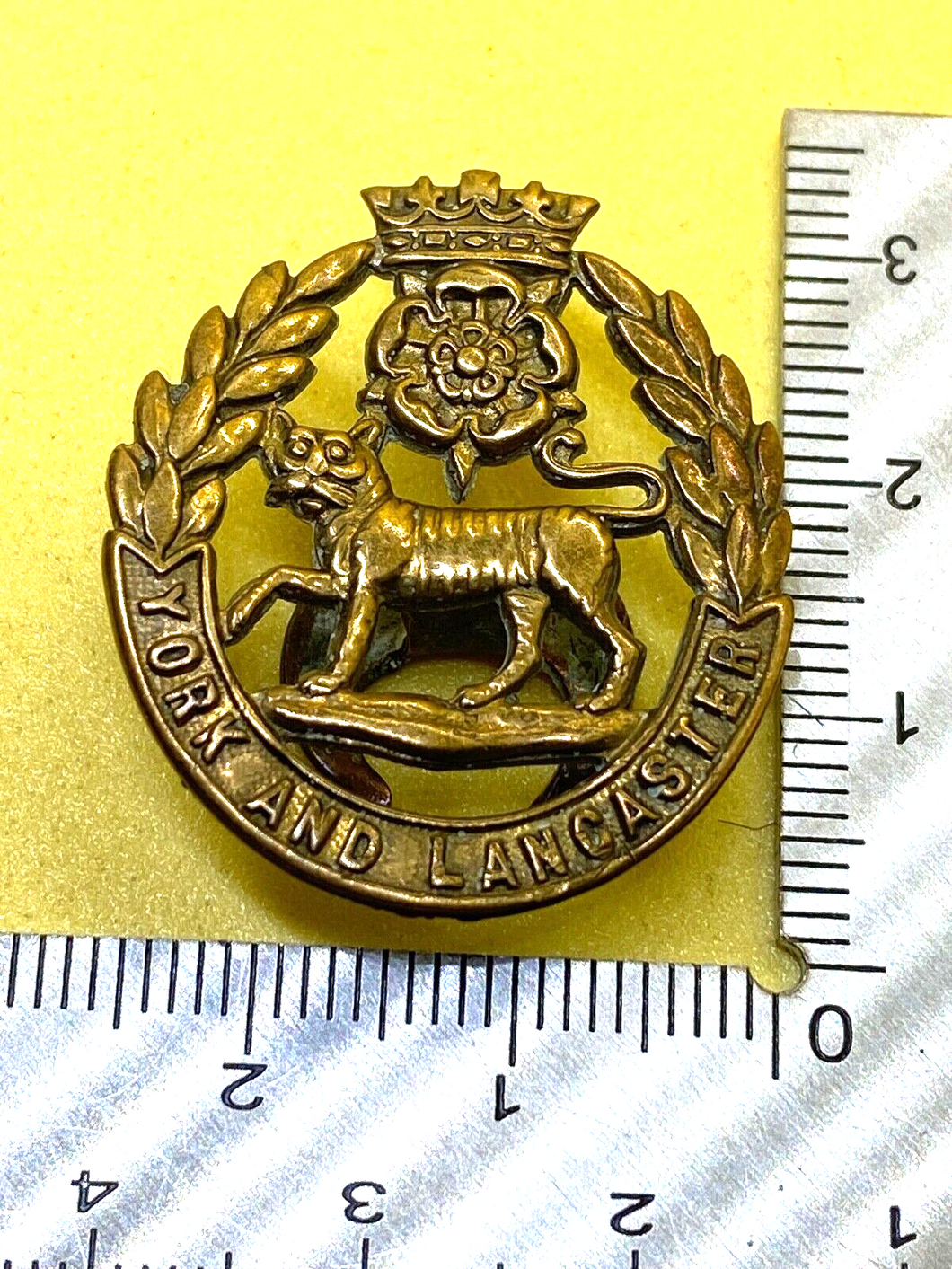 Original WW1 / WW2 York & Lancaster Regiment Sweetheart / Lapel Badge