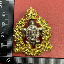 Load image into Gallery viewer, Genuine WW2 Canadian Regiment De Maisonneuve Cap Badge
