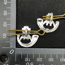 Charger l&#39;image dans la galerie, Original British Collar Badge Pair - Light Infantry - The Militaria Shop
