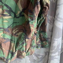 Lade das Bild in den Galerie-Viewer, Originale Kampfjacke im Camouflage-Muster DPM 1968 der britischen Armee – Größe 36&quot; 
