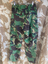 Lade das Bild in den Galerie-Viewer, British Army DPM Camouflaged Temperate Trousers - 76/80/96 - Vintage Clothing
