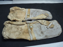 Load image into Gallery viewer, Original WW2 Pattern British Army White Camouflaged Gloves / Gunners Mittens
