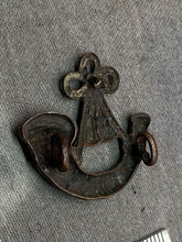 Load image into Gallery viewer, Original British Army WW1 / WW2 Officer&#39;s Bronze Collar Badge
