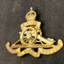 Load image into Gallery viewer, Original WW2 British Army Cap Badge - Royal Artillery - The Militaria Shop
