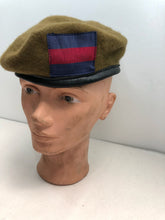 Lade das Bild in den Galerie-Viewer, Original Khaki-Regiments-Barettmütze des British Army Guards Regiments – Größe 56 cm 
