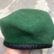 Lade das Bild in den Galerie-Viewer, Genuine British Army Beret - Intelligence Corps - Size 54 - The Militaria Shop
