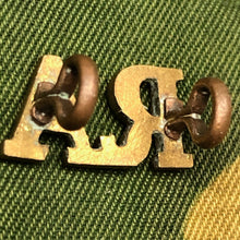 Load image into Gallery viewer, Genuine British Army WW1 Brass Shoulder Title - Royal Artillery - The Militaria Shop

